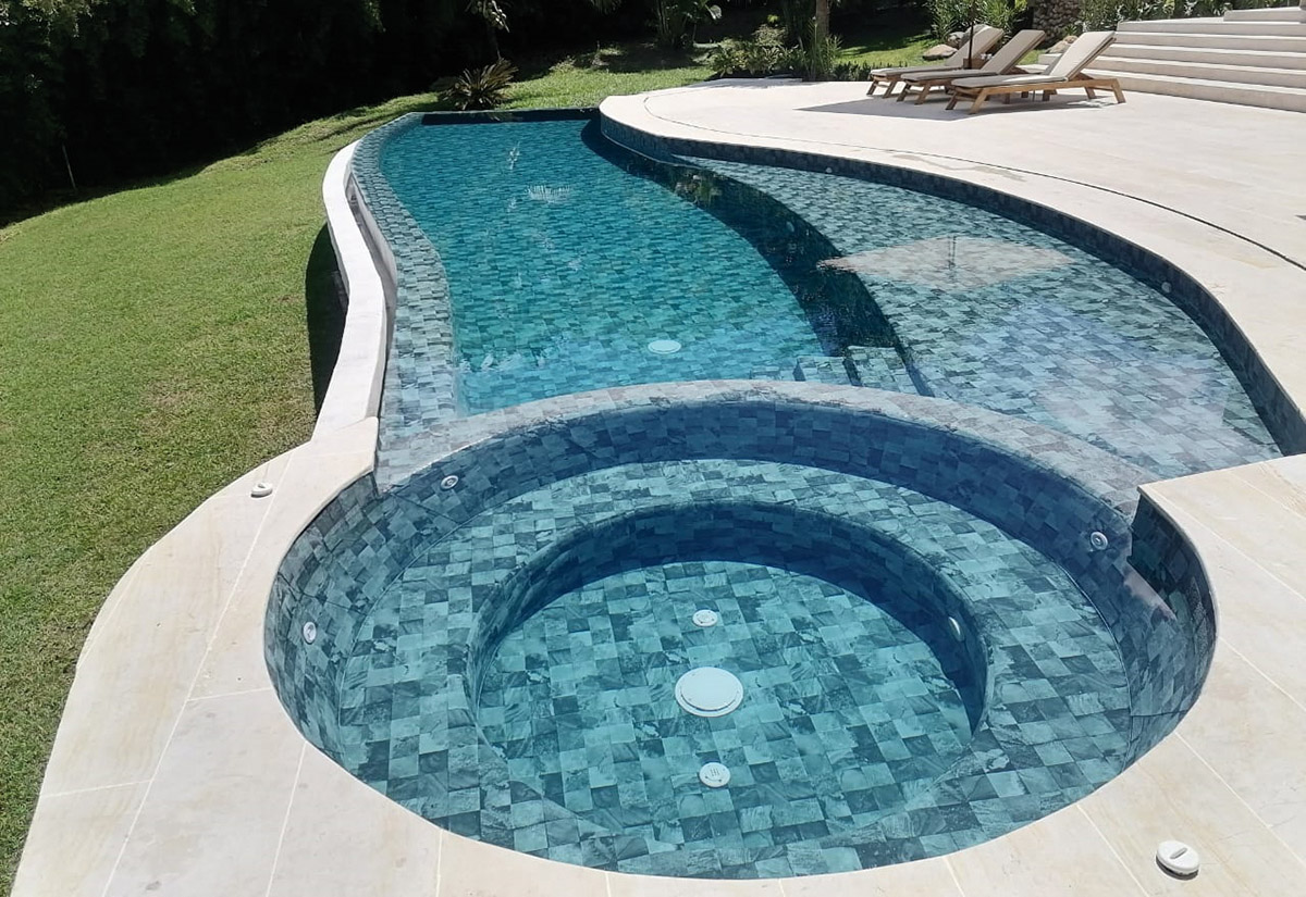 Diseño tropical para una piscina residencial en Colombia dobach1